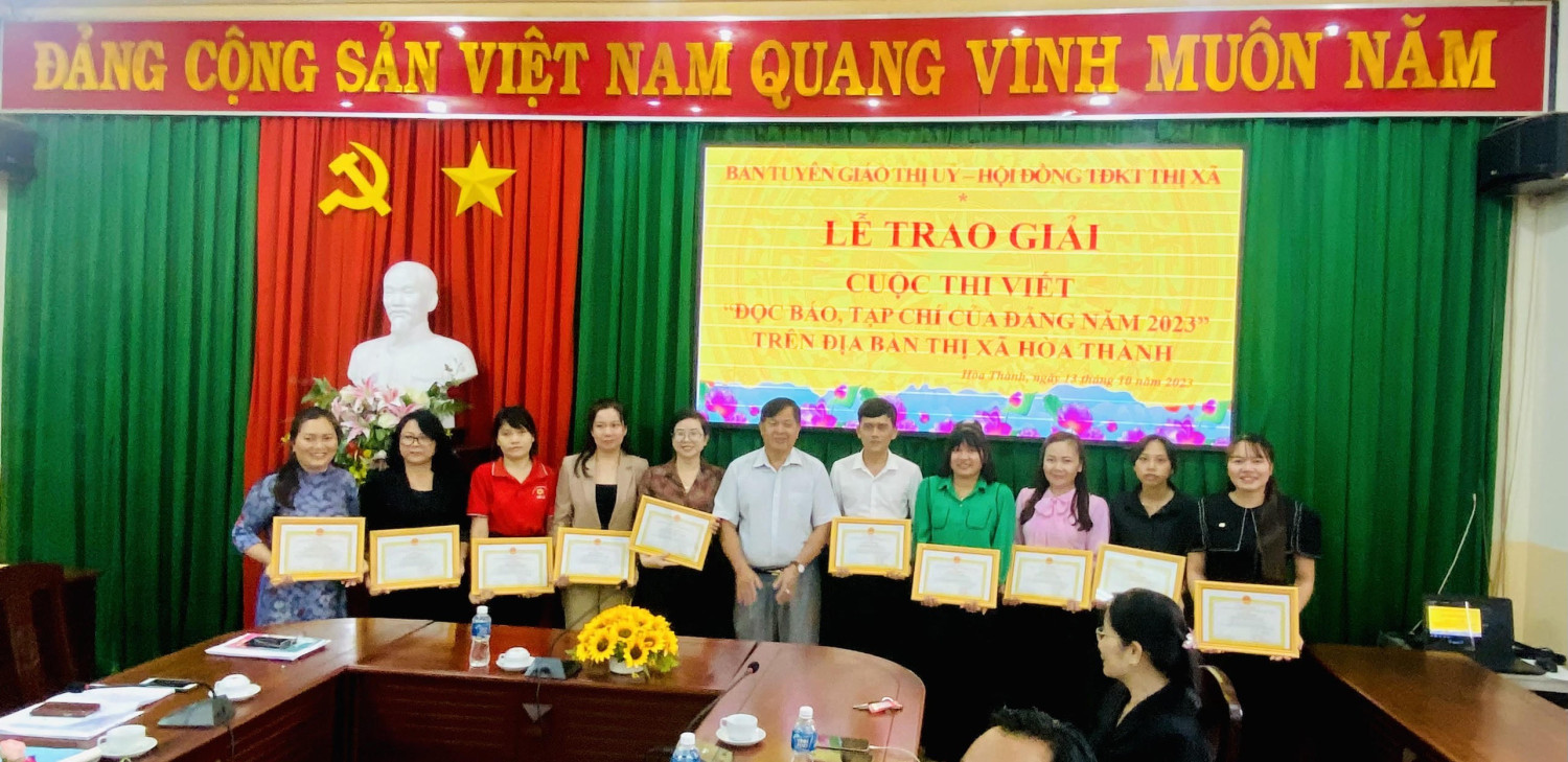 Đồng chí Lê Văn Tuấn-UVTV, Trưởng BTG Thị ủy trao giải Cuộc thi viết cho các thí sinh