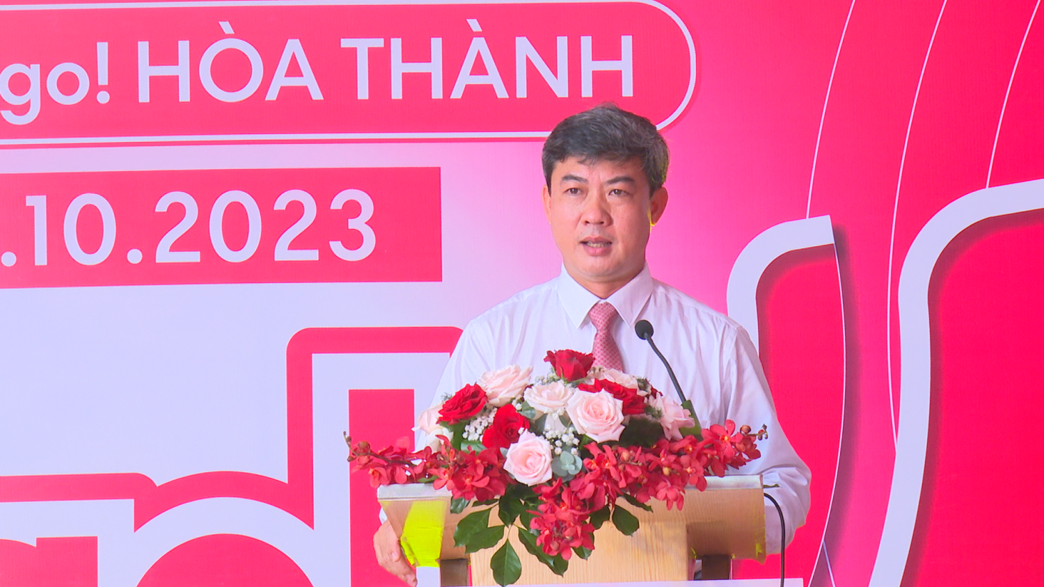 Chủ tịch UBND thị xã Hoà Thành Trương Văn Hoàn phát biểu tại lễ khai trương.