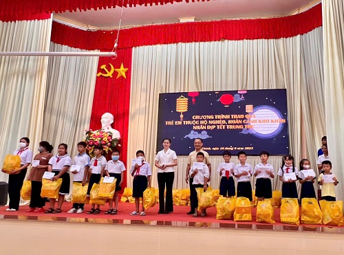 Lãnh đạo Sở Lao động - TB&XH và Lãnh đạo UBND thị xã Hòa Thành trao quà Tết Trung thu cho trẻ em con hộ nghèo