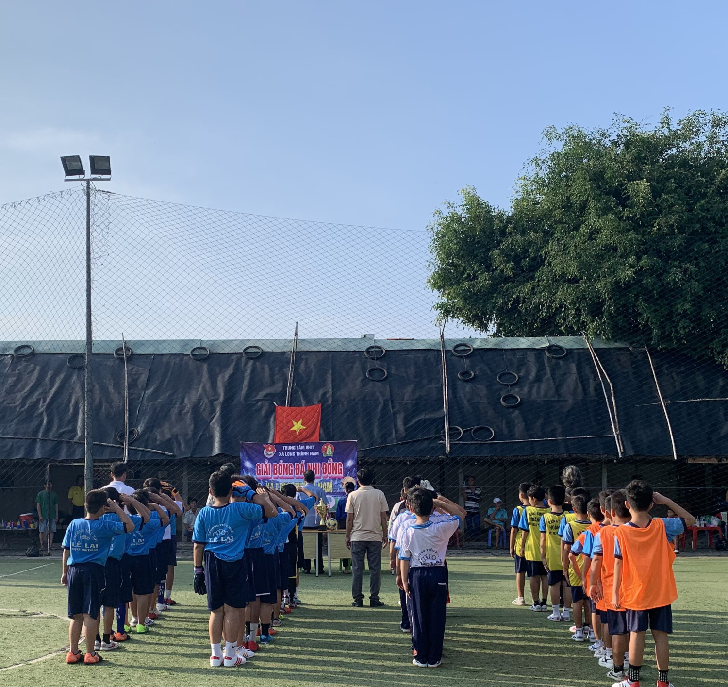 Lễ khai mạc giải bóng đá thiếu niên nhi đồng tại sân banh Hoàng Gia xã Long Thành Nam