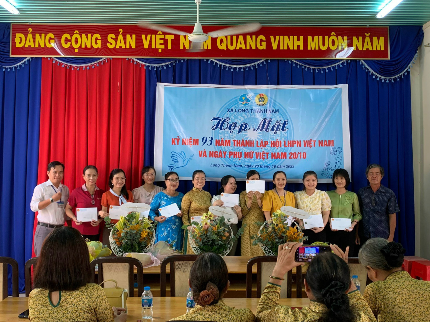 Đại diện công đoàn xã Long Thành Nam lên trao quà cho các nữ CBCC