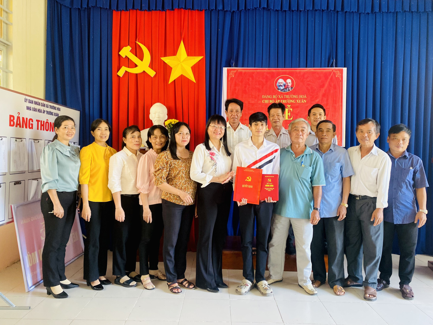 Các chi bộ trực thuộc Đảng bộ xã Trường Hoà tổ chức lễ kết nạp Đảng viên