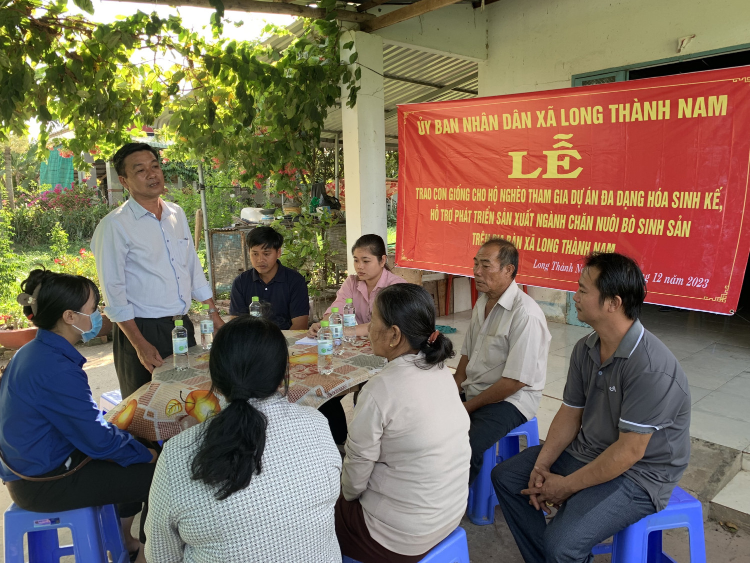Ông Huỳnh Văn Long - PCT UBND xã Long Thành Nam phát biểu tại lễ trao bò cho các hộ dân