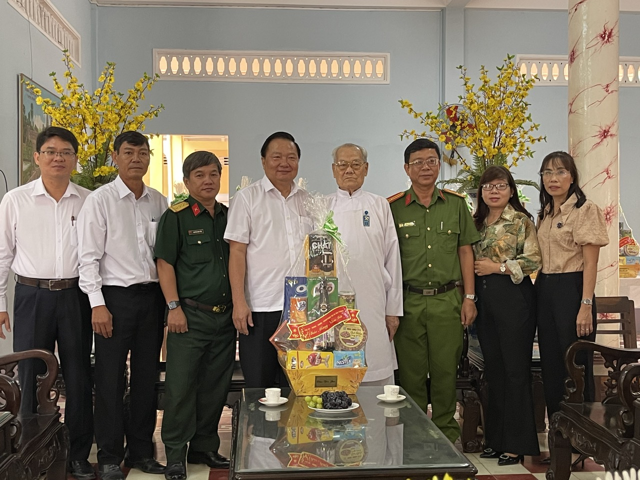 Bí thư Thị ủy Hòa Thành Trần Văn Khải cùng các thành viên trong đoàn tặng quà Hội thánh Cao đài Tây Ninh, nhân dịp Tết Nguyên đán Giáp Thìn năm 2024