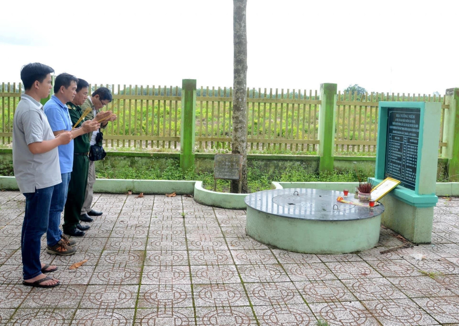 Hình: Bia chứng tích tội ác của Tập đoàn Pol Pot-Ieng Sary tại xã Tân Lập, huyện Tân Biên, nơi 11 thầy cô giáo bị thảm sát 