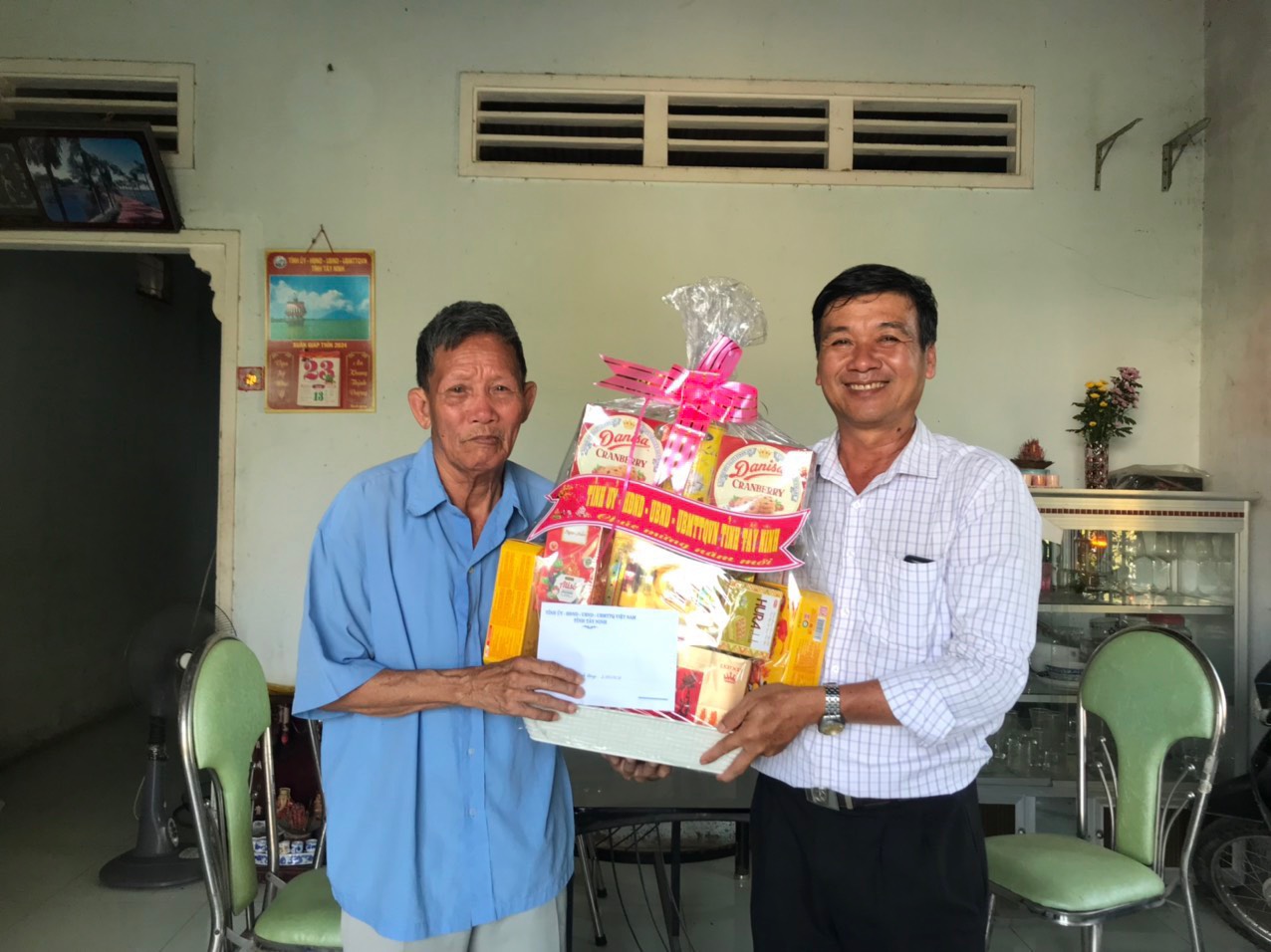 Ông Huỳnh Văn Long - PCT UBND xã Long Thành Nam trao tặng quà cho các hộ gia đình chính sách