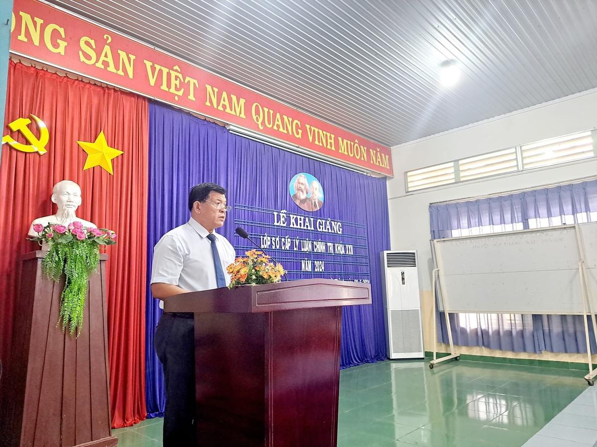 Đồng chí Lê Văn Tuấn - UVTV, Trưởng Ban Tuyên giáo Thị ủy phát biểu khai giảng