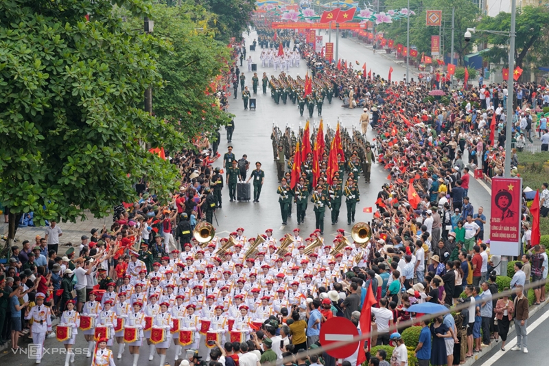 Dù thời tiết có mưa, hàng nghìn người dân vẫn có mặt từ rất sớm, vẫy cờ hoa trên các tuyến phố để chào đón các đoàn diễu binh, diễu hành trong Lễ kỷ niệm 70 năm Chiến thắng Điện Biên Phủ.