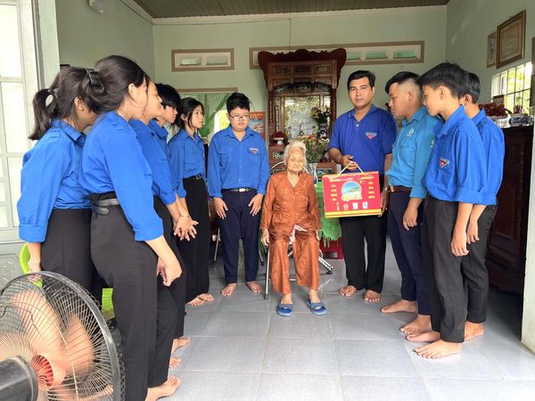 Chương trình thăm hỏi, tặng quà cho Mẹ VNAH Phạm Thị Bé