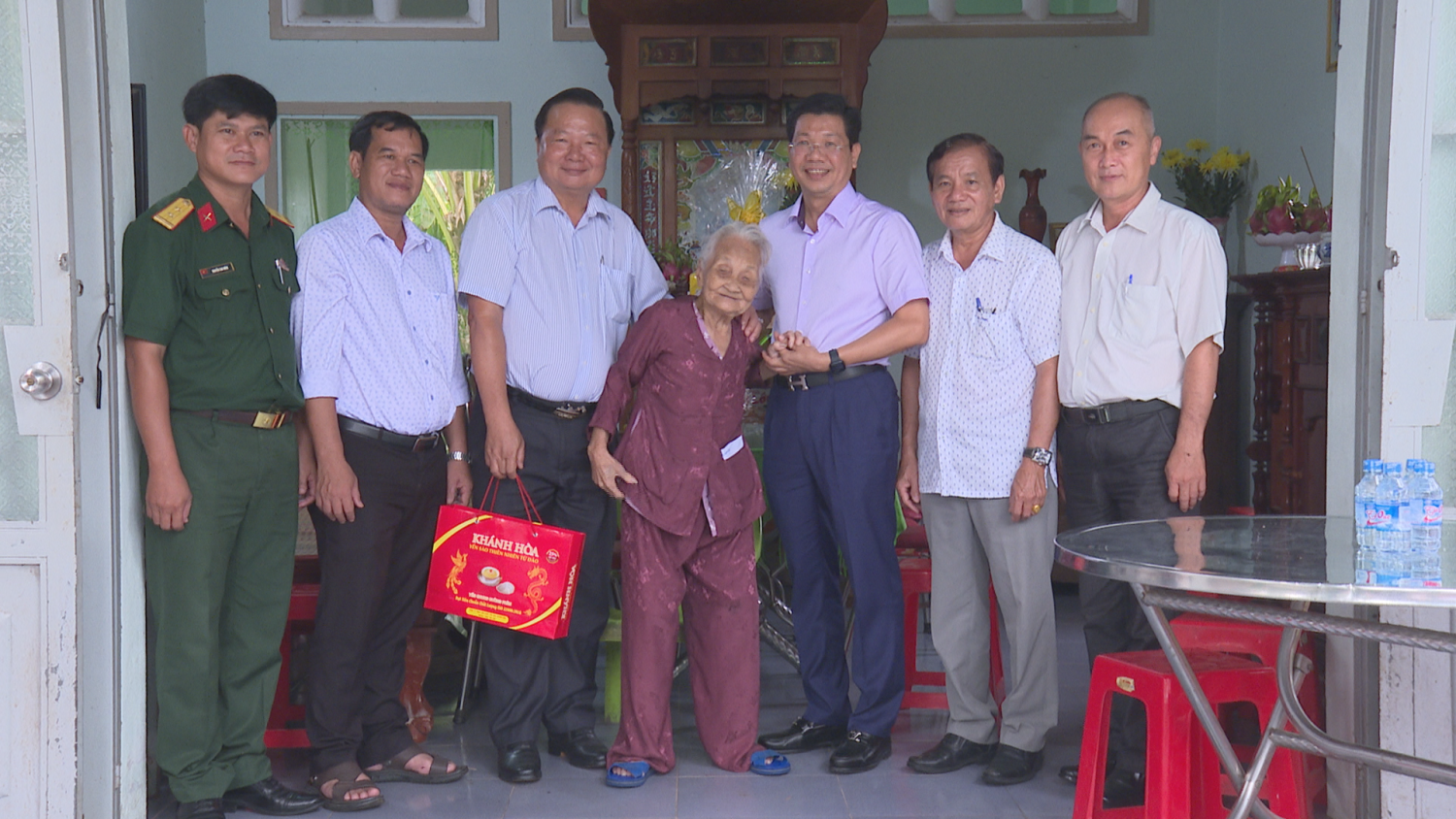 Phó Bí thư Tỉnh uỷ Nguyễn Mạnh Hùng thăm, tặng quà gia đình chính sách tại thị xã Hoà Thành