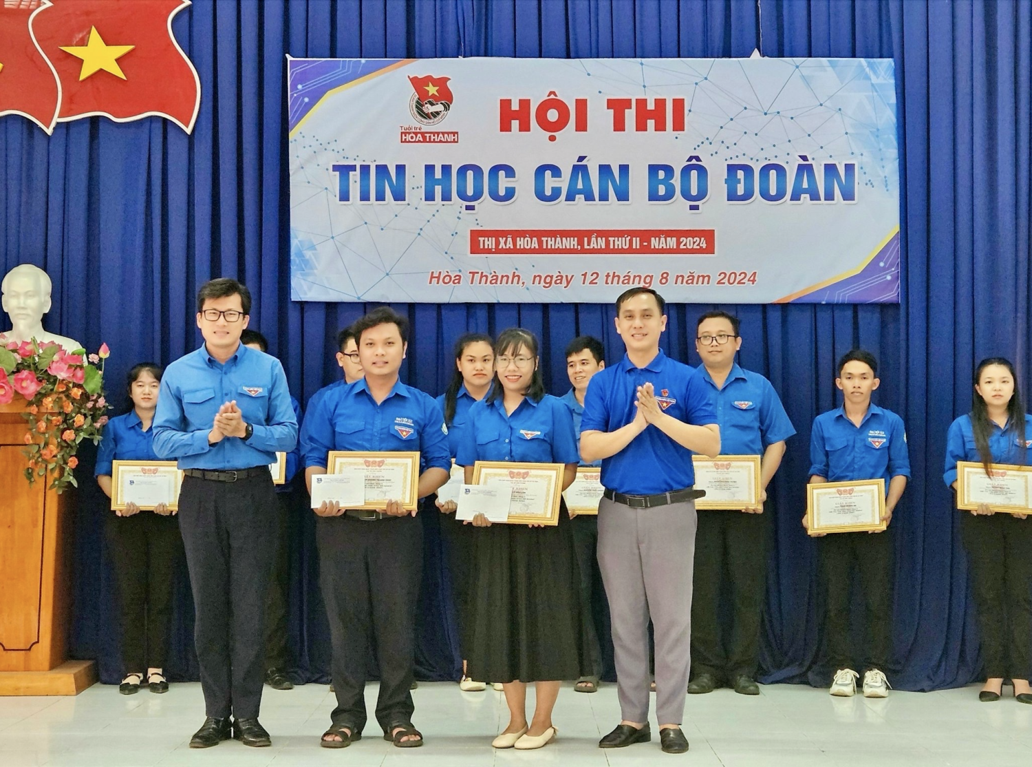 Đồng chí Châu Trần Nhật Minh - UV.BTV Tỉnh Đoàn, Trưởng Ban Tuyên giáo Tỉnh Đoàn (trái) và Đồng chí Nguyễn Duy Hiếu - Thị uỷ viên, Bí thư Thị Đoàn (phải) trao giải nhất cho hai thí sinh bảng A và bảng B