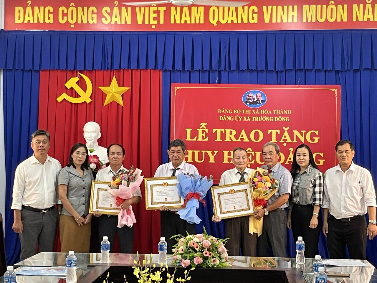 Hoà Thành Trao tặng Huy hiệu 50, 40 và 30 năm tuổi Đảng