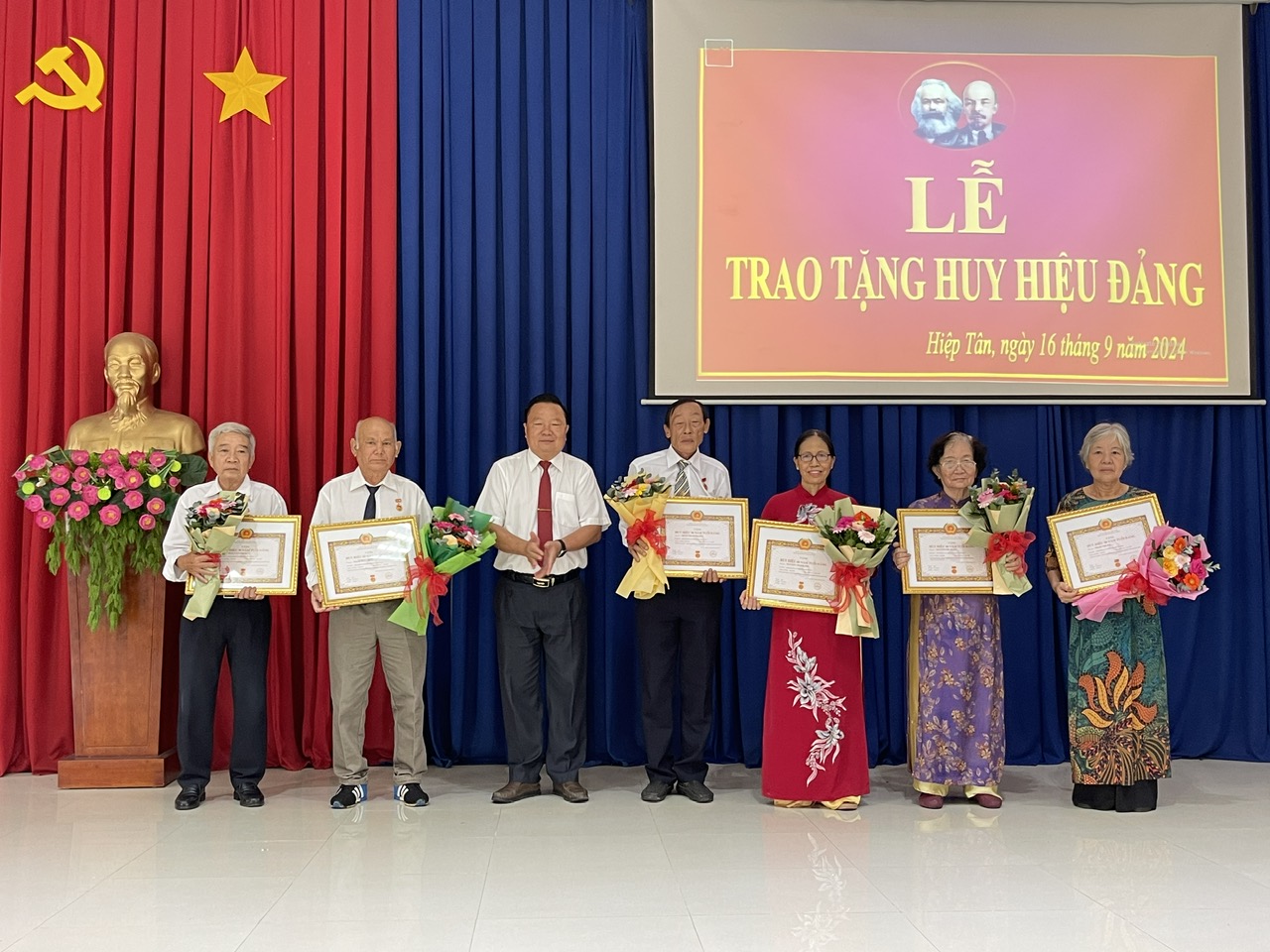 Hoà Thành: Trao huy hiệu Đảng cho 7 đảng viên