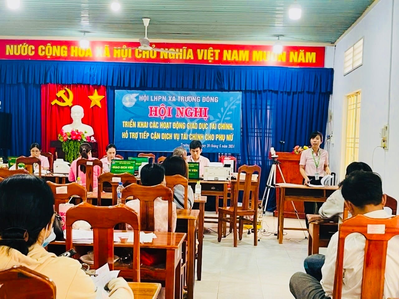 Hội LHPN xã Trường Đông phối hợp tổ chức giải ngân  nguồn vốn vay học sinh, sinh viên có hoàn cảnh khó khăn