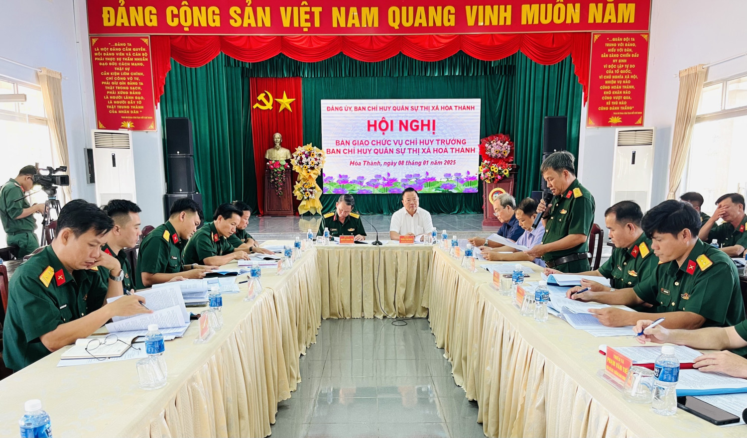 Thượng tá Nguyễn Minh Tấn – nguyên Chỉ huy trưởng Ban CHQS thị xã Hoà Thành thông qua biên bản bàn giao.