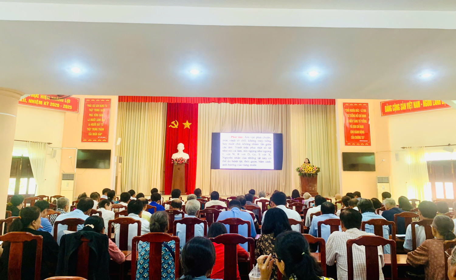 Ủy ban nhân dân thị xã Hòa Thành tổ chức Hội nghị bồi dưỡng, tập huấn kiến thức, kỹ năng phổ biến, giáo dục pháp luật; hòa giải ở cơ sở; chuẩn tiếp cận pháp luật năm 2025