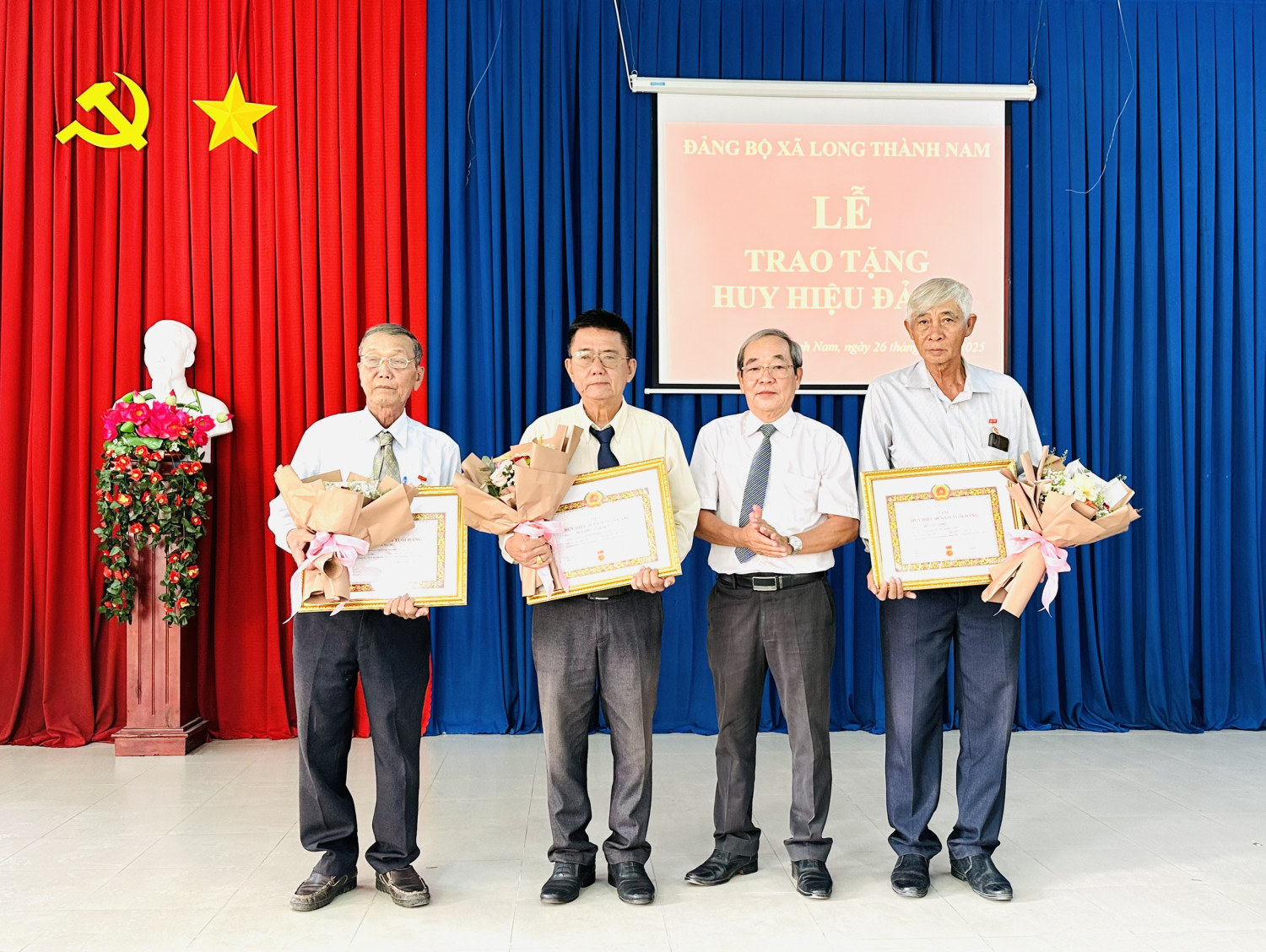 Hoà Thành: Trao tặng huy hiệu 45, 40 và 30 năm tuổi Đảng