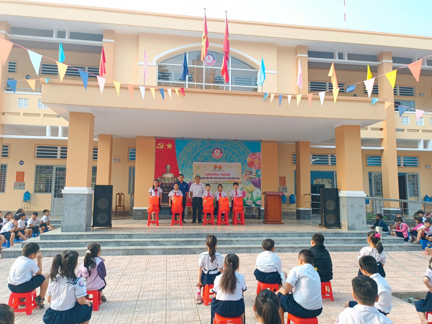 Chương trình "Thắp sáng ước mơ thiếu nhi Việt Nam" tại Liên đội trường tiểu học Phạm Hùng
