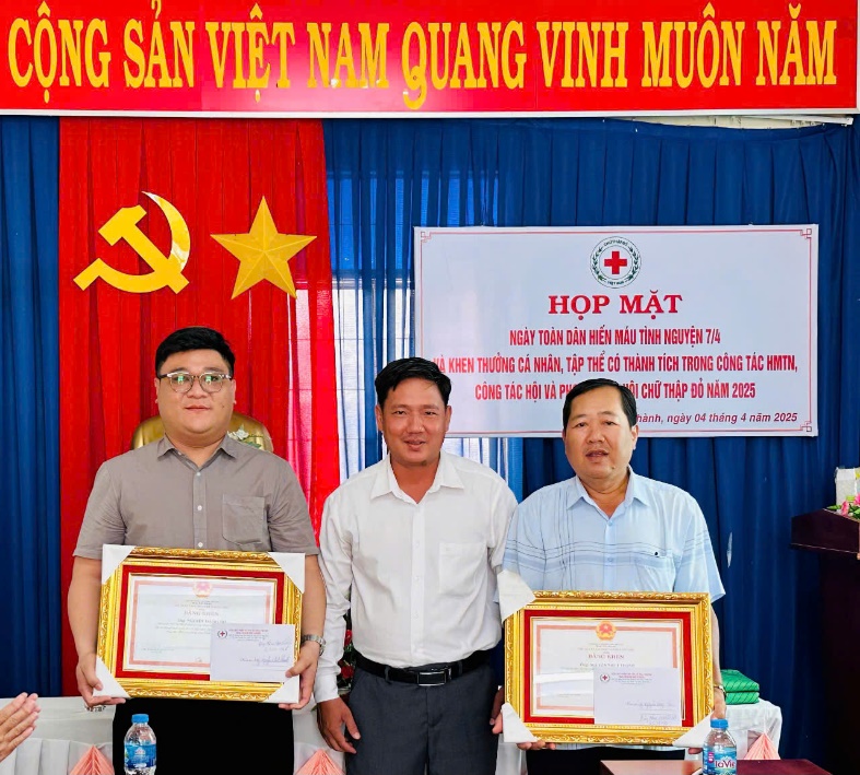 Hình ảnh khen thưởng tập thể, cá nhân có thành tích xuất sắc trong công tác HMTN, công tác Hội Chữ thập đỏ năm 2024
